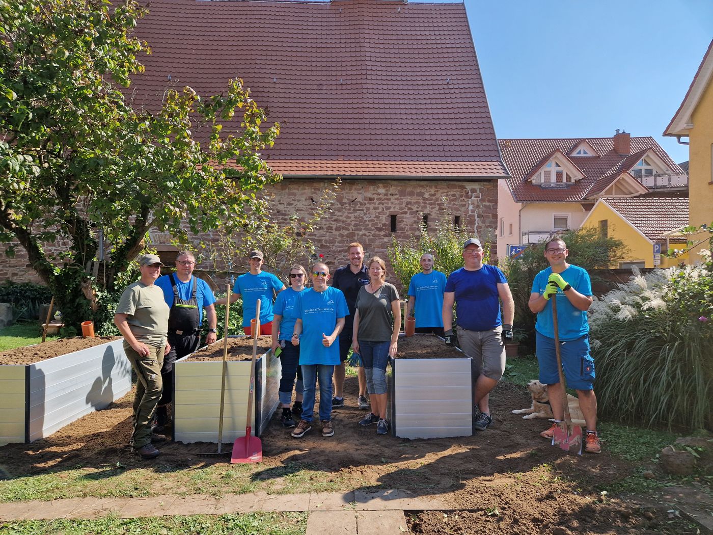 Helferinnen und Helfer am Freiwilligentag vor den neuen Hochbeeten
